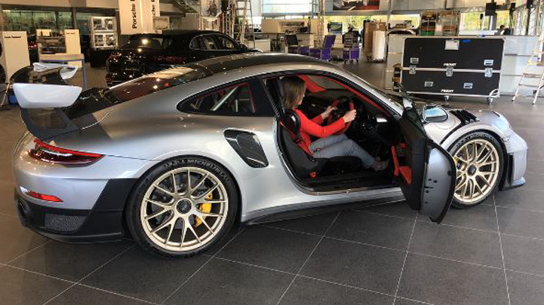 Με τέτοια πωλήτρια πώς να μην αγοράσεις Porsche;